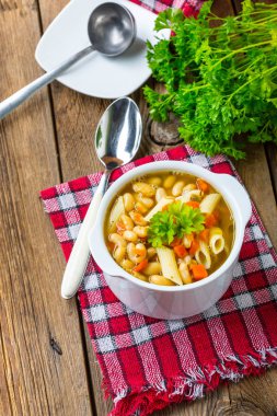 Penne makarna ile fasulye çorbası.