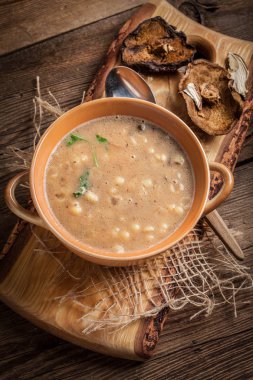 Ahşap bir masa üzerinde mantar çorbası.