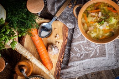 Bezelye çorbası ile sebze ve pastırma.