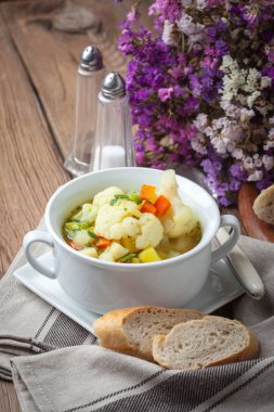 taze ev yapımı sebze çorbası.