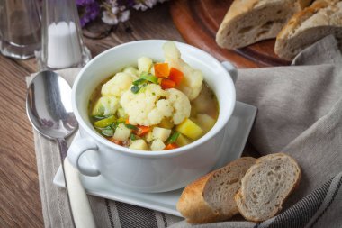 taze ev yapımı sebze çorbası.