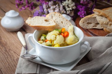 taze ev yapımı sebze çorbası.