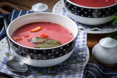 Vejetaryen kırmızı çorba - borsch yeşil kase.