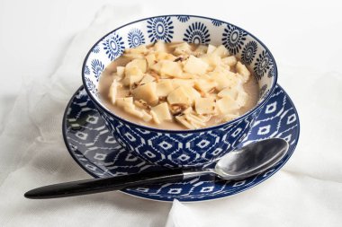 erişte ile mantar çorbası.