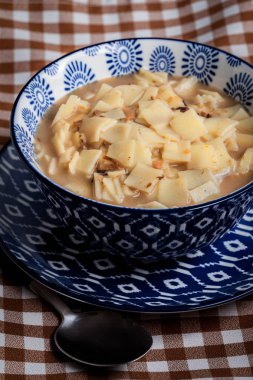 erişte ile mantar çorbası.