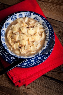 erişte ile mantar çorbası.