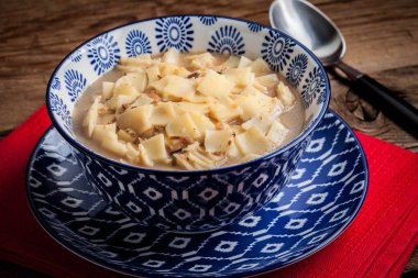 erişte ile mantar çorbası.