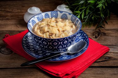 erişte ile mantar çorbası.