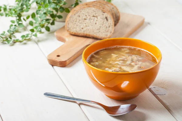 Sopa de tripe tradicional polonês com legumes . — Fotografia de Stock