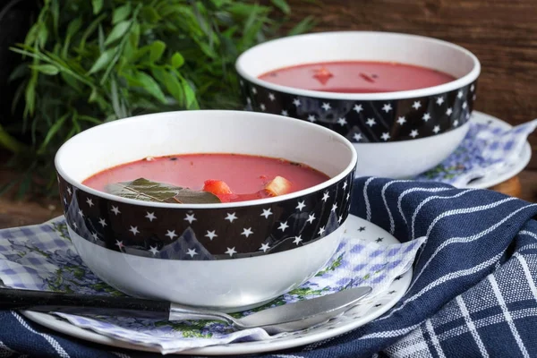 Vegetariánské červená polévka - boršč v zelené mísy. — Stock fotografie