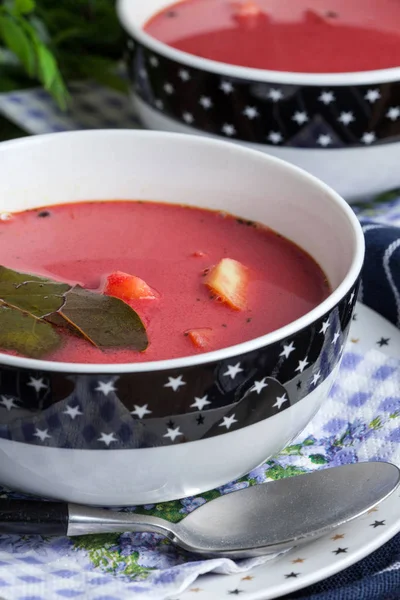 Vegetariánské červená polévka - boršč v zelené mísy. — Stock fotografie