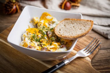 Çırpılmış yumurta ile sucuk ve ekmek.