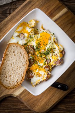 Çırpılmış yumurta ile sucuk ve ekmek.