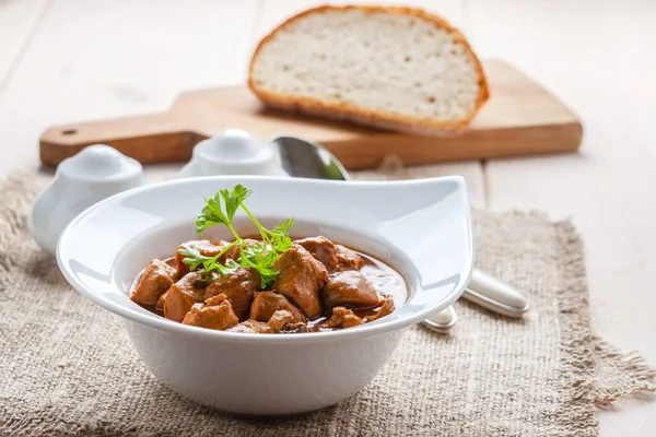 Sopa de goulash com porco e cogumelos . — Fotografia de Stock