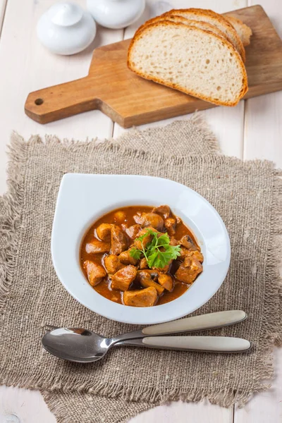 Sopa de goulash com porco e cogumelos . — Fotografia de Stock