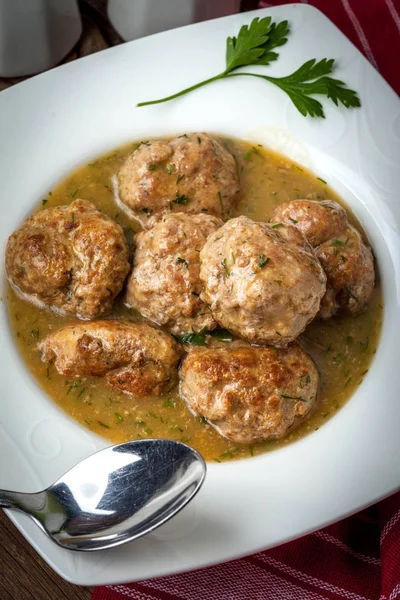 Albóndigas de cerdo con salsa de eneldo . — Foto de Stock