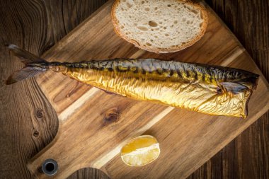 füme uskumru ve ekmek.