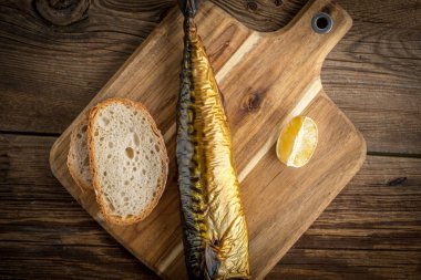 füme uskumru ve ekmek.