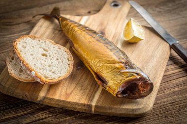 füme uskumru ve ekmek.