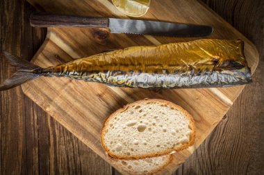 füme uskumru ve ekmek.