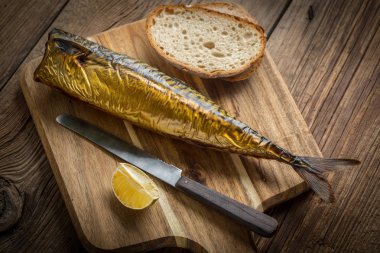 füme uskumru ve ekmek.