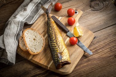 füme uskumru ve ekmek.