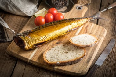 füme uskumru ve ekmek.