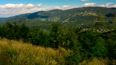 Zaman aralıklı çekim - bulutlar Beskid dağlar üzerinde. Batı Karpatlar, Polonya.