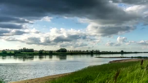 Nubes Oscuras Sobre Río Vístula Timelapse — Vídeos de Stock
