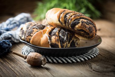 Haşhaş tohumu ve buzlanma ile tatlı buns.