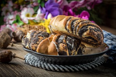 Haşhaş tohumu ve buzlanma ile tatlı buns.