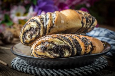 Haşhaş tohumu ve buzlanma ile tatlı buns.