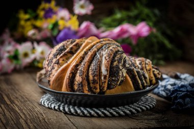 Haşhaş tohumu ve buzlanma ile tatlı buns.