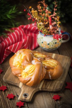 Peynirli tatlı çörekler.