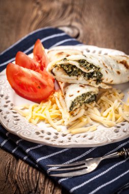 Peynir ve ıspanak ile doldurulmuş krep.