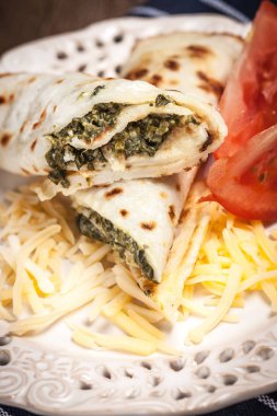 Peynir ve ıspanak ile doldurulmuş krep.