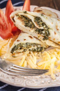 Peynir ve ıspanak ile doldurulmuş krep.