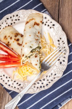 Peynir ve ıspanak ile doldurulmuş krep.