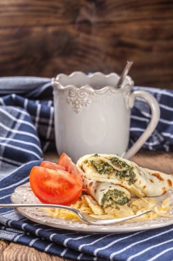 Peynir ve ıspanak ile doldurulmuş krep.