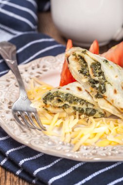 Peynir ve ıspanak ile doldurulmuş krep.