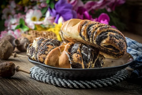 Haşhaş tohumu ve buzlanma ile tatlı buns.