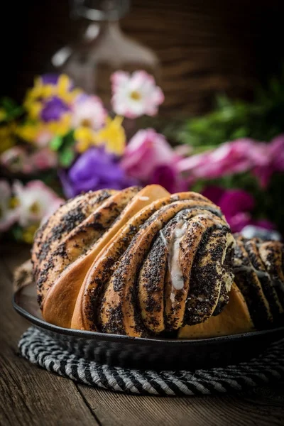 Haşhaş tohumu ve buzlanma ile tatlı buns.