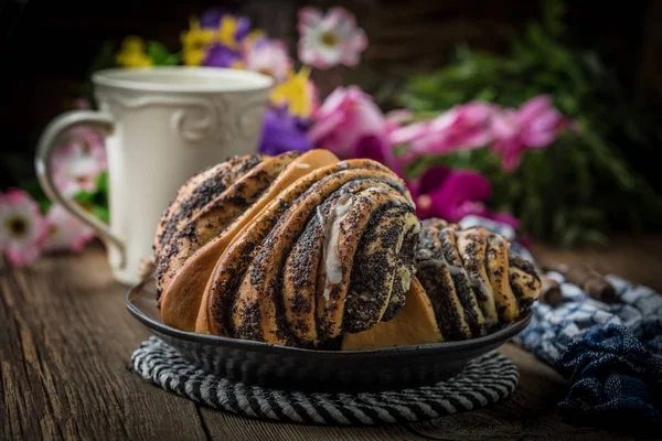 Haşhaş tohumu ve buzlanma ile tatlı buns.