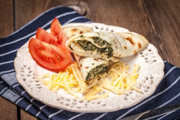 Κρέπες γεμιστές με τυρί και σπανάκι. — Φωτογραφία Αρχείου