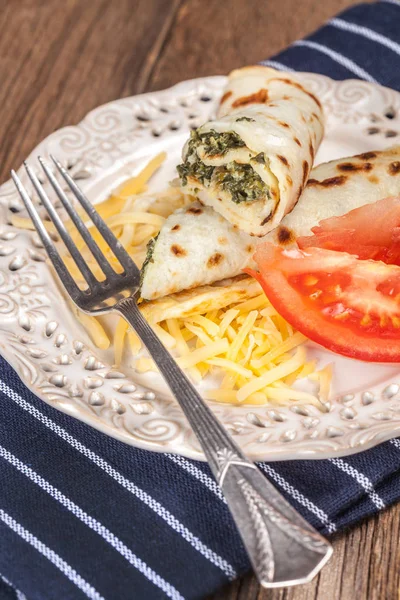 Peynir ve ıspanak ile doldurulmuş krep.