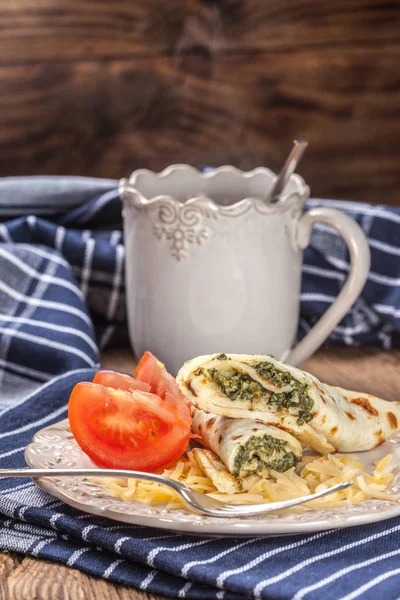 Peynir ve ıspanak ile doldurulmuş krep.