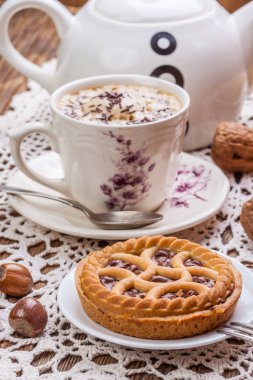 Lezzetli çikolatalı cevizli tart.