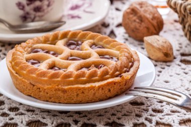 Lezzetli çikolatalı cevizli tart.