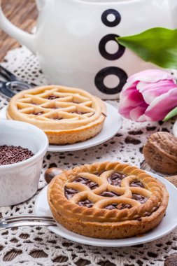 Lezzetli çikolatalı cevizli tart.