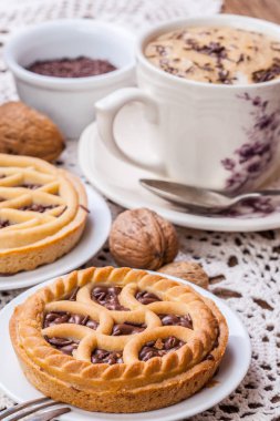 Lezzetli çikolatalı cevizli tart.